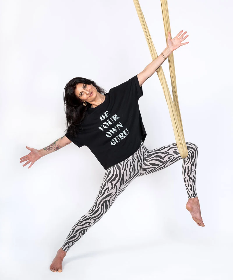Yoga Boxy T-Shirt Be Your Own Guru by SOULYOGA Berlin - schwarz