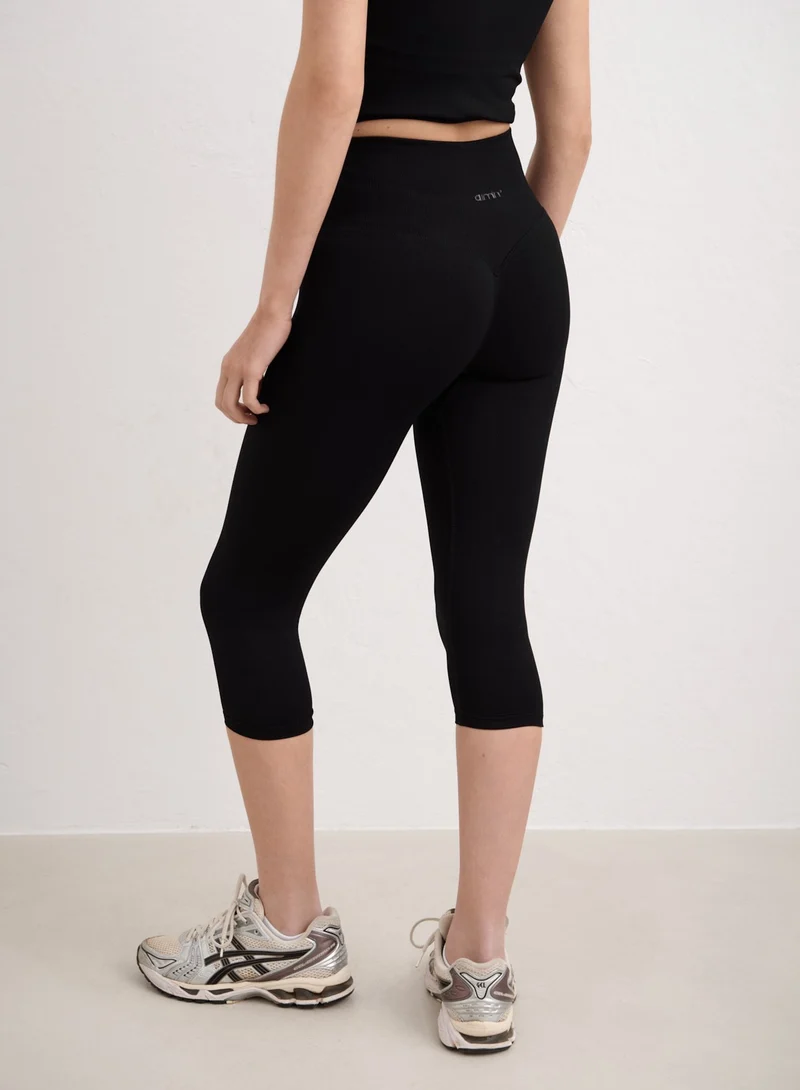 Black Shape Seamless Capri Tights