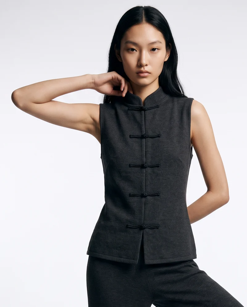 Gilet con collo alla coreana e chiusura ad alamari - Nero
