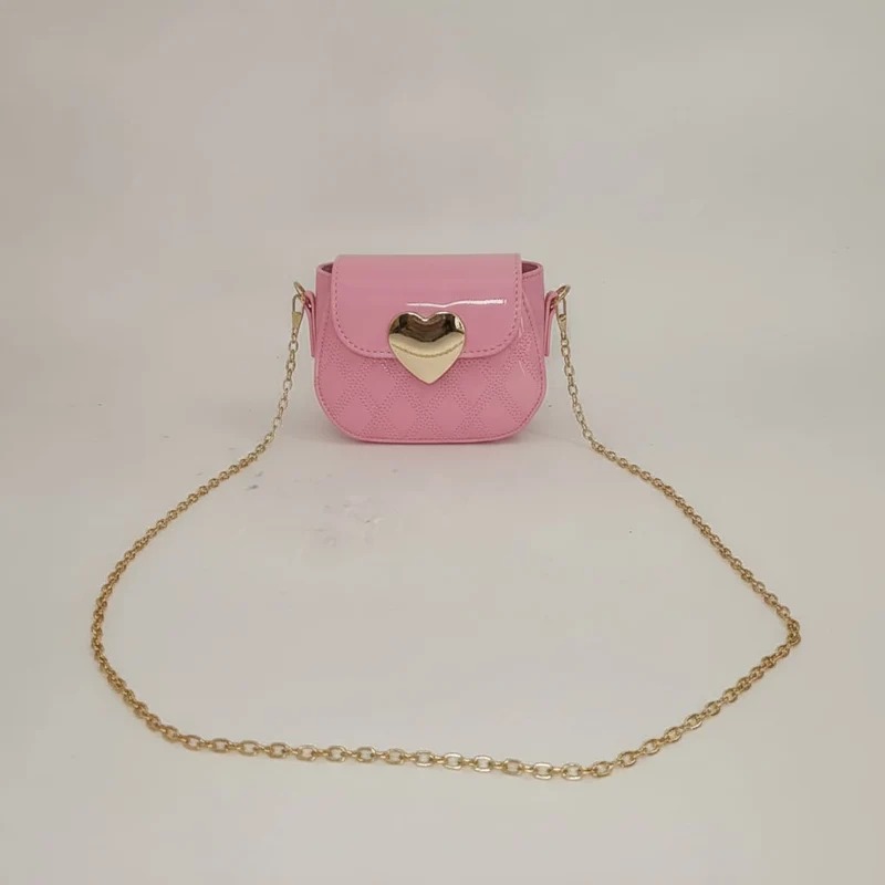 Borsetta lucida con cuore metallico - Rosa
