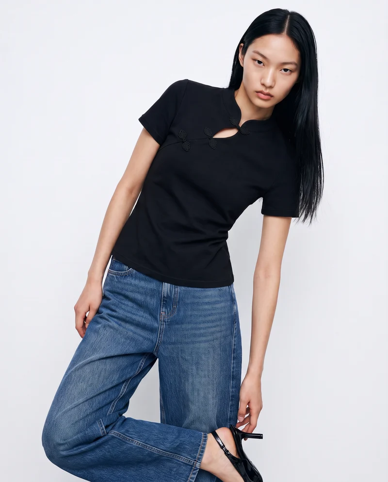 Maglia mezza manica asimmetrica con collo alla coreana e alamari - Nero