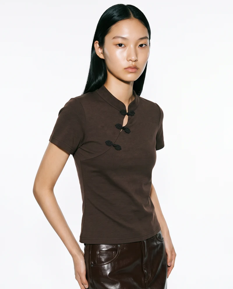 Maglia mezza manica asimmetrica con collo alla coreana e alamari - Moro