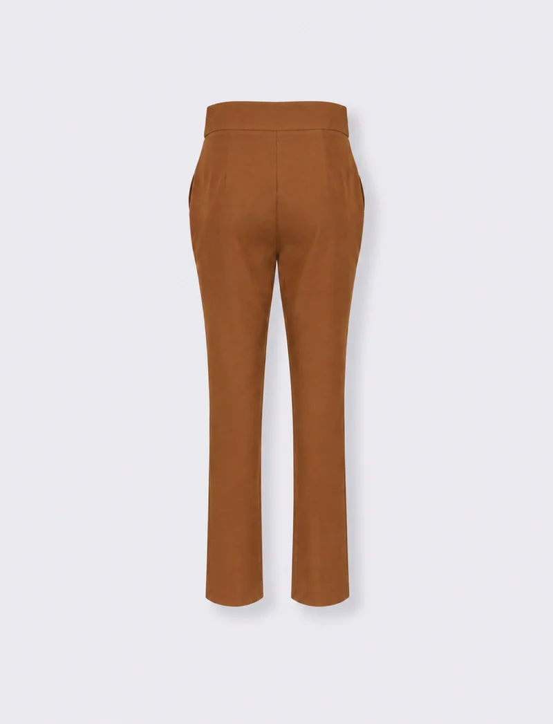 Pantaloni slim con inserti sulla cinta e bottone a scomparsa - Cammello