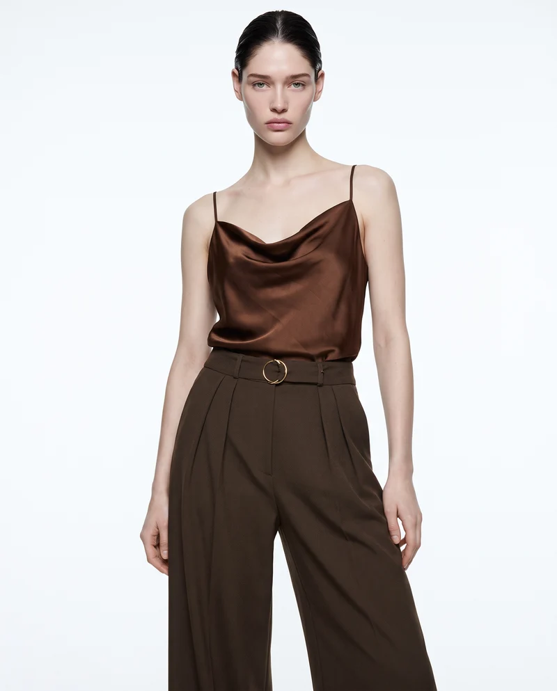 Top con scollo drappeggiato e bretelle sottili - Moro