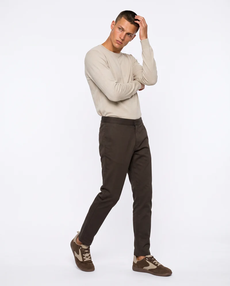 Pantaloni Chino Uomo in Tessuto Diagonale - Moro