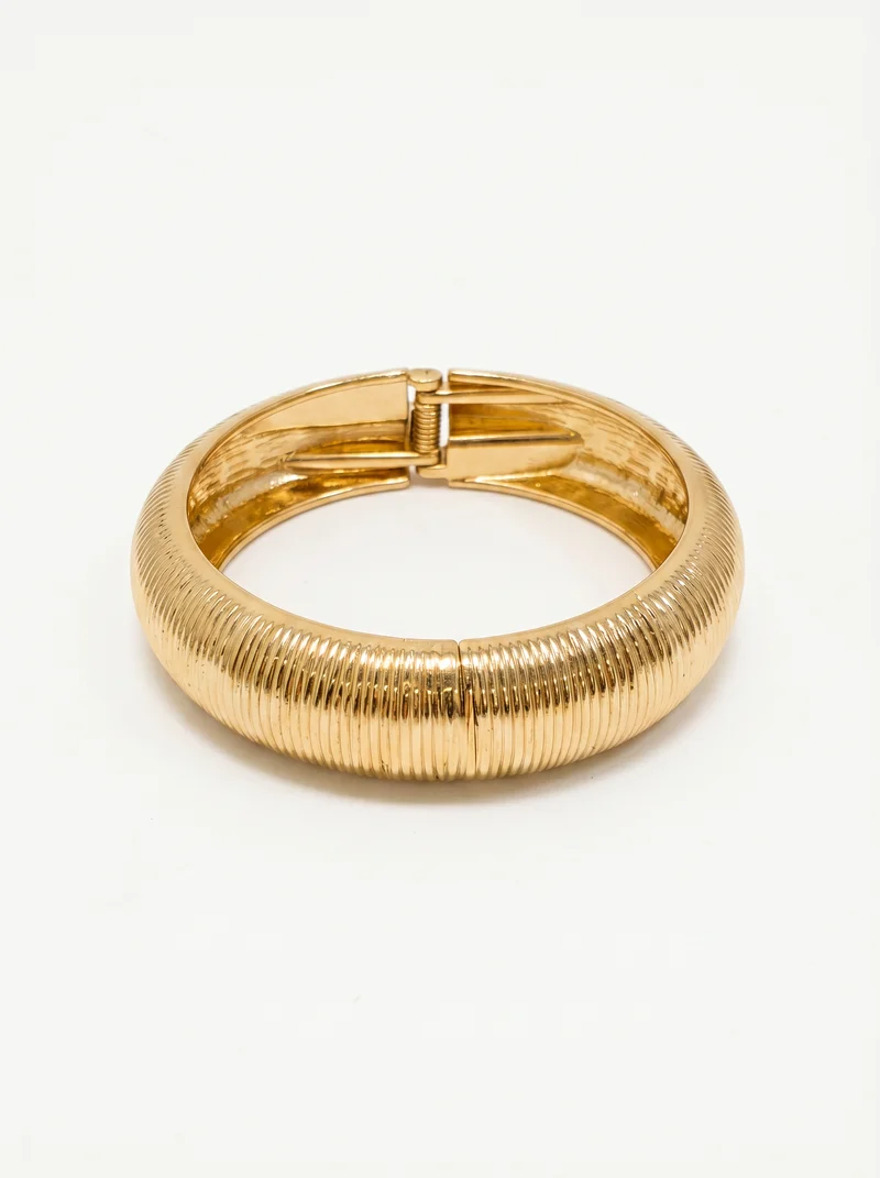 Bracciale rigido con striature eleganti - Oro