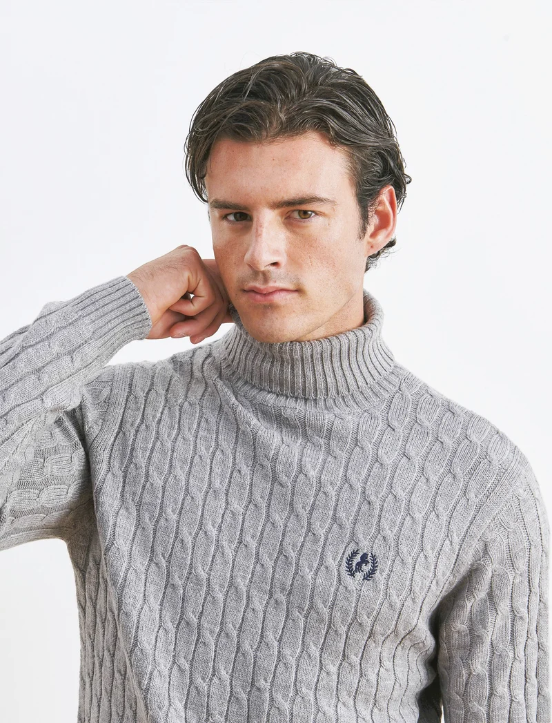 MAGLIA COLLO ALTO A TRECCE - Grigio mel.