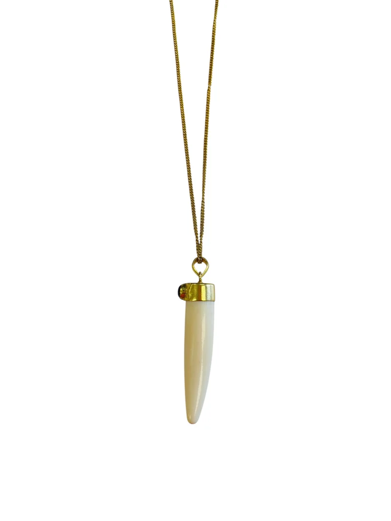 Lange ketting met grote witte edelsteen tand bedel