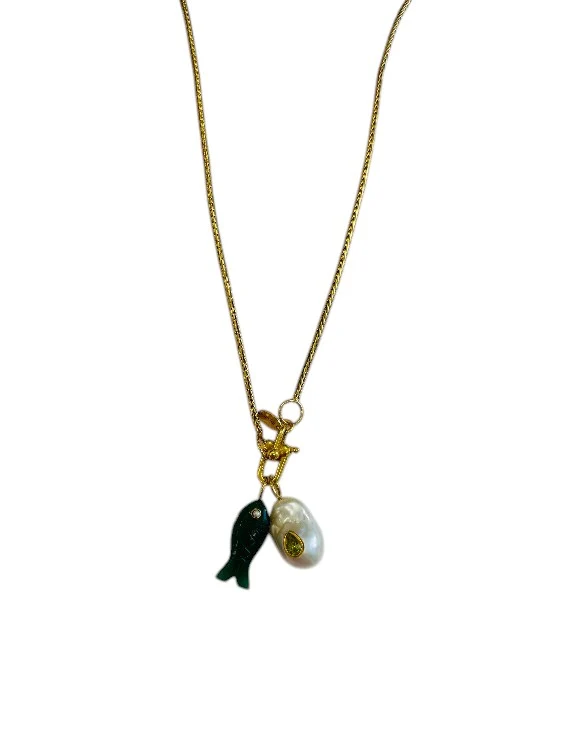 Lange slangenketting met groene vis bedel en parel bedel