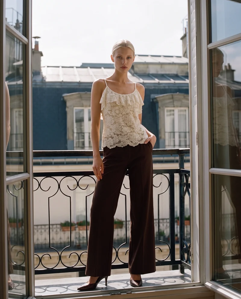 Top in pizzo con balza sullo scollo e bretelle regolabili - Bianco latte