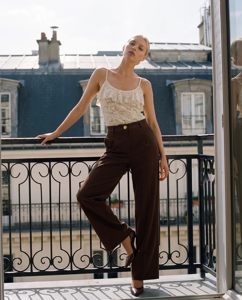 Top in pizzo con balza sullo scollo e bretelle regolabili - Bianco latte