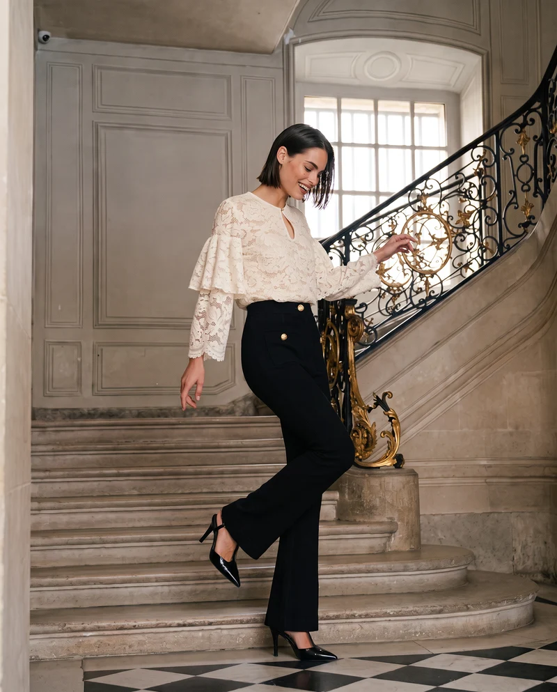 Casacca in pizzo con maniche a campana e scollo a goccia - Bianco latte