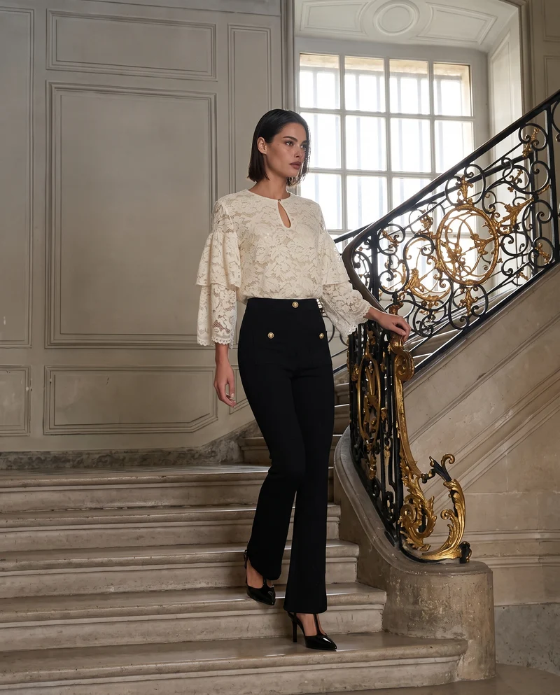 Casacca in pizzo con maniche a campana e scollo a goccia - Bianco latte