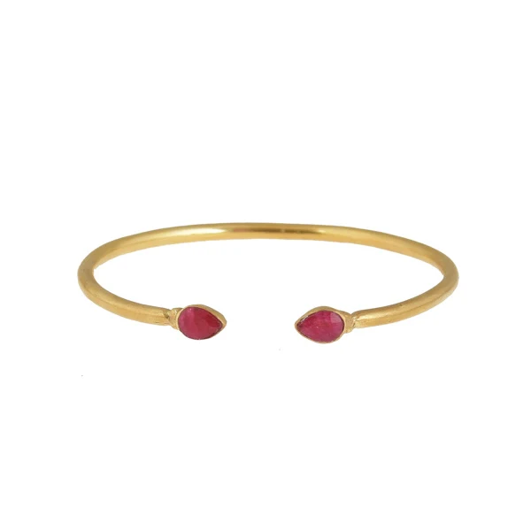 Gouden Bangle met rode edelsteen