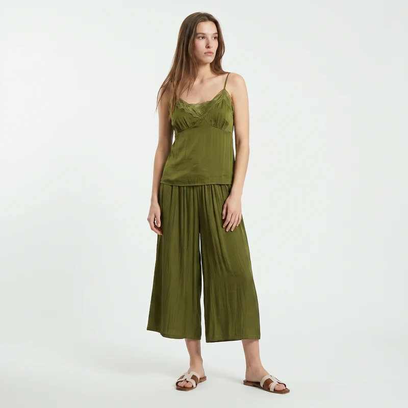 Top con Bretelle Sottili e Pizzo - Verde
