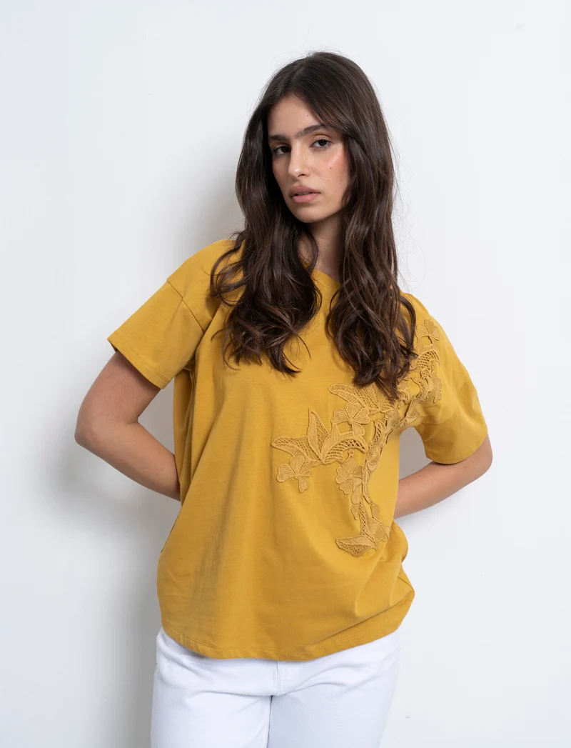 T-shirt con applicazione da donna - Senape