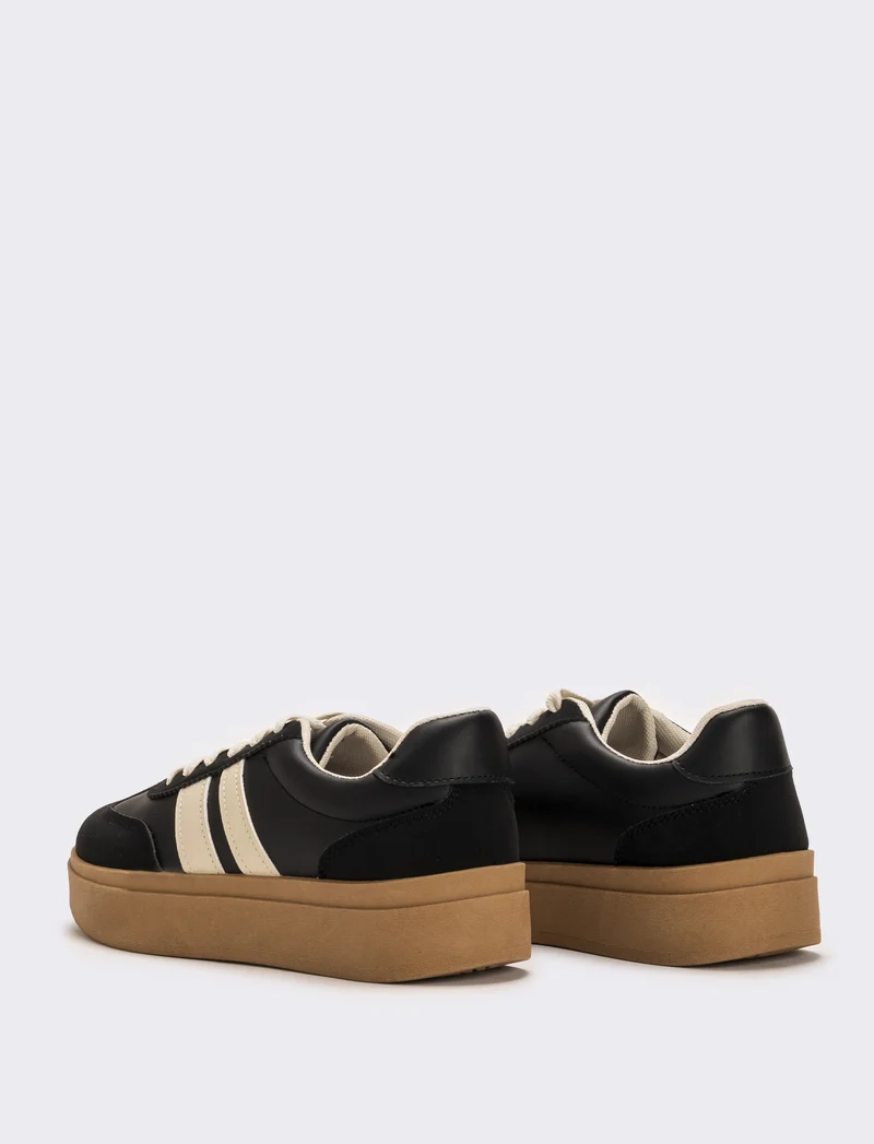 Sneakers con plateau da donna - Nero