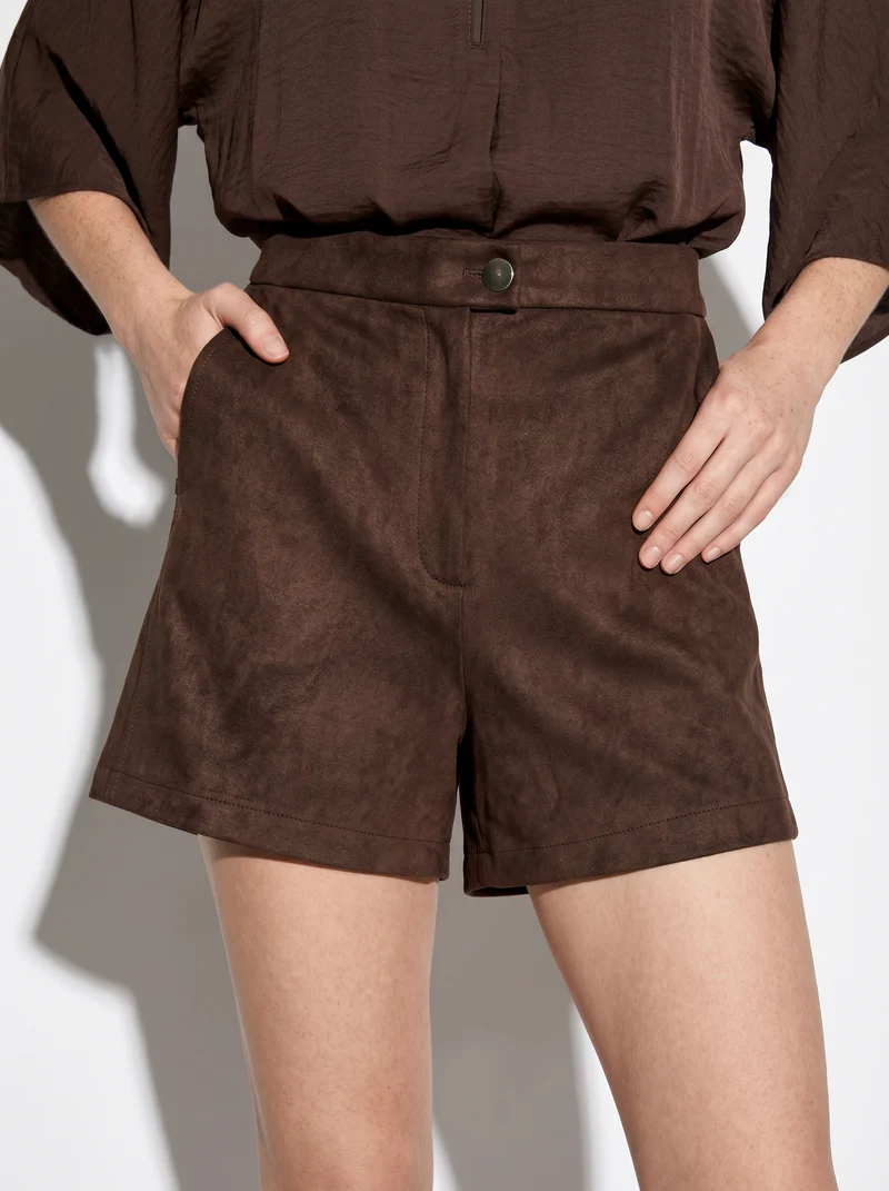 Short in suede con vita media e bottone - Moro