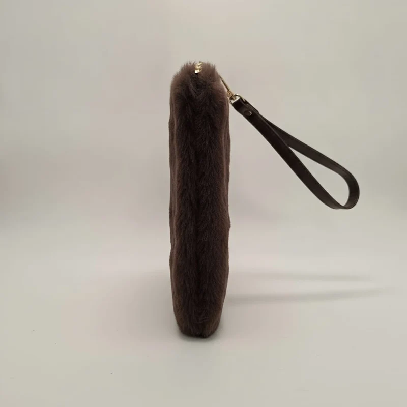 Pochette in finta pelliccia con maniglia - Marrone