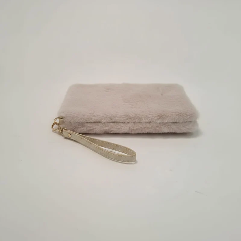 Pochette in finta pelliccia con maniglia - Beige