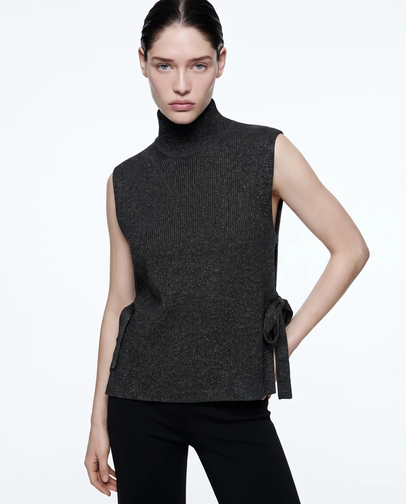 Maglia smanicata a collo alto con fiocco - Nero