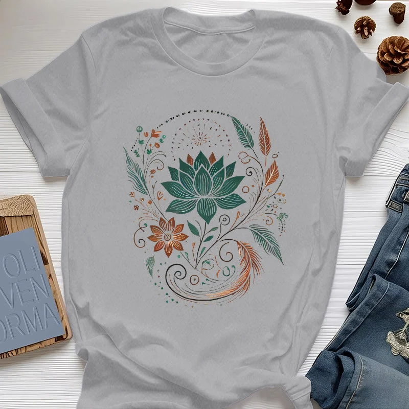 Olivenorma Yoga-T-Shirt aus Baumwolle mit Lotusblüten und Blättern