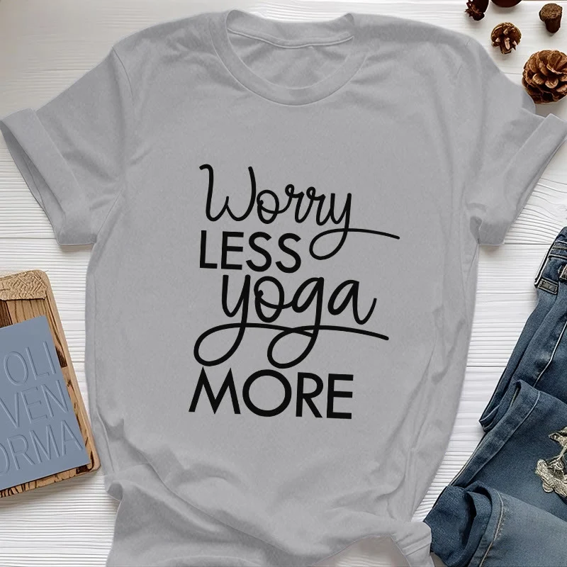 Olivenorma Yoga-T-Shirt mit dem Aufdruck „Worry Less, Yoga More“