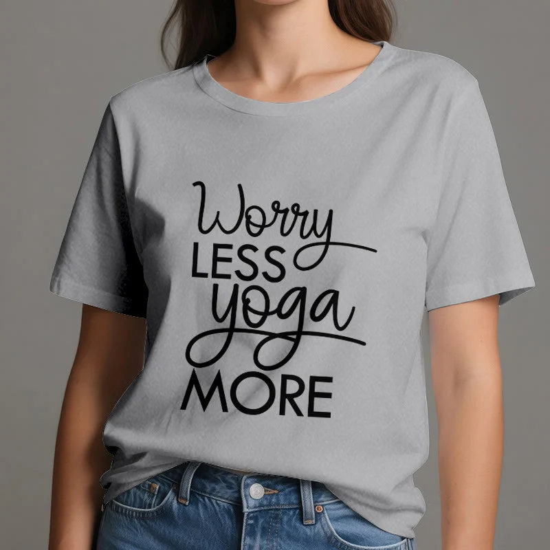 Olivenorma Yoga-T-Shirt mit dem Aufdruck „Worry Less, Yoga More“