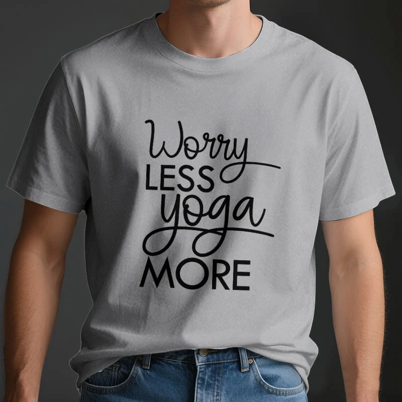 Olivenorma Yoga-T-Shirt mit dem Aufdruck „Worry Less, Yoga More“