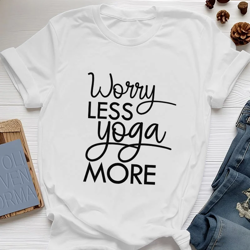 Olivenorma Yoga-T-Shirt mit dem Aufdruck „Worry Less, Yoga More“