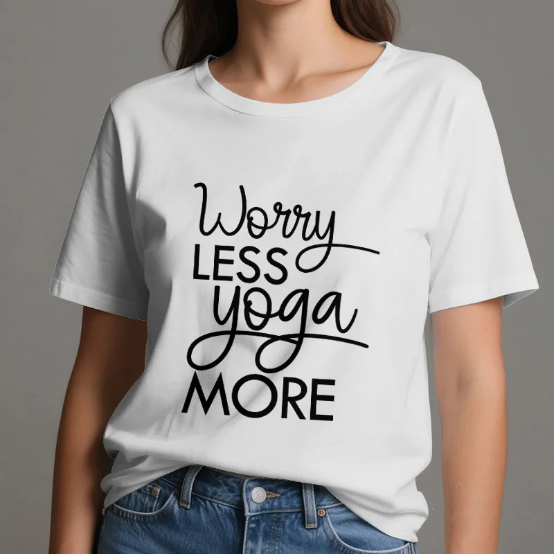 Olivenorma Yoga-T-Shirt mit dem Aufdruck „Worry Less, Yoga More“