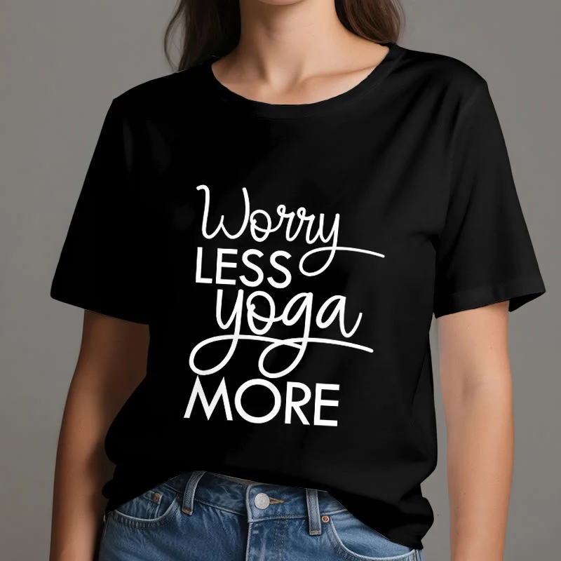 Olivenorma Yoga-T-Shirt mit dem Aufdruck „Worry Less, Yoga More“