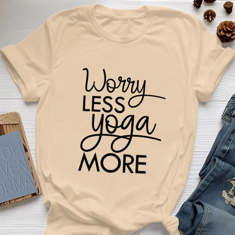 Olivenorma Yoga-T-Shirt mit dem Aufdruck „Worry Less, Yoga More“