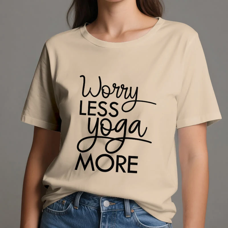 Olivenorma Yoga-T-Shirt mit dem Aufdruck „Worry Less, Yoga More“