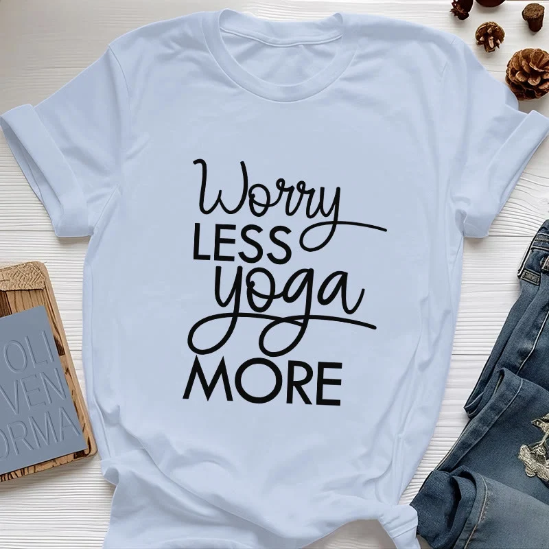 Olivenorma Yoga-T-Shirt mit dem Aufdruck „Worry Less, Yoga More“
