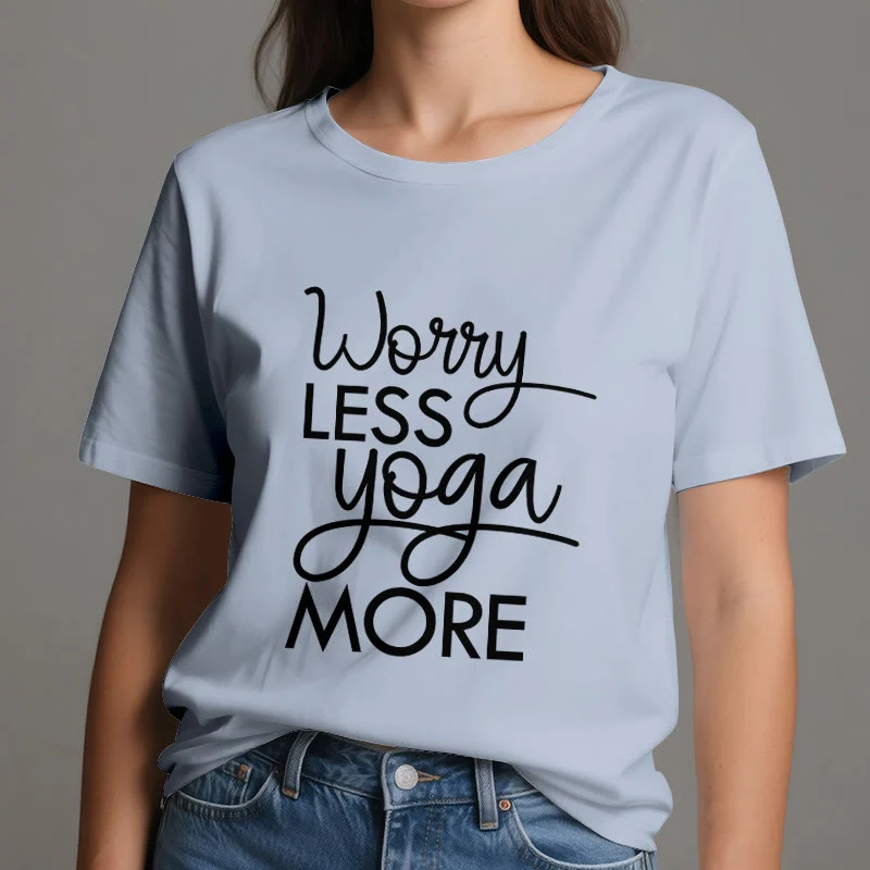 Olivenorma Yoga-T-Shirt mit dem Aufdruck „Worry Less, Yoga More“