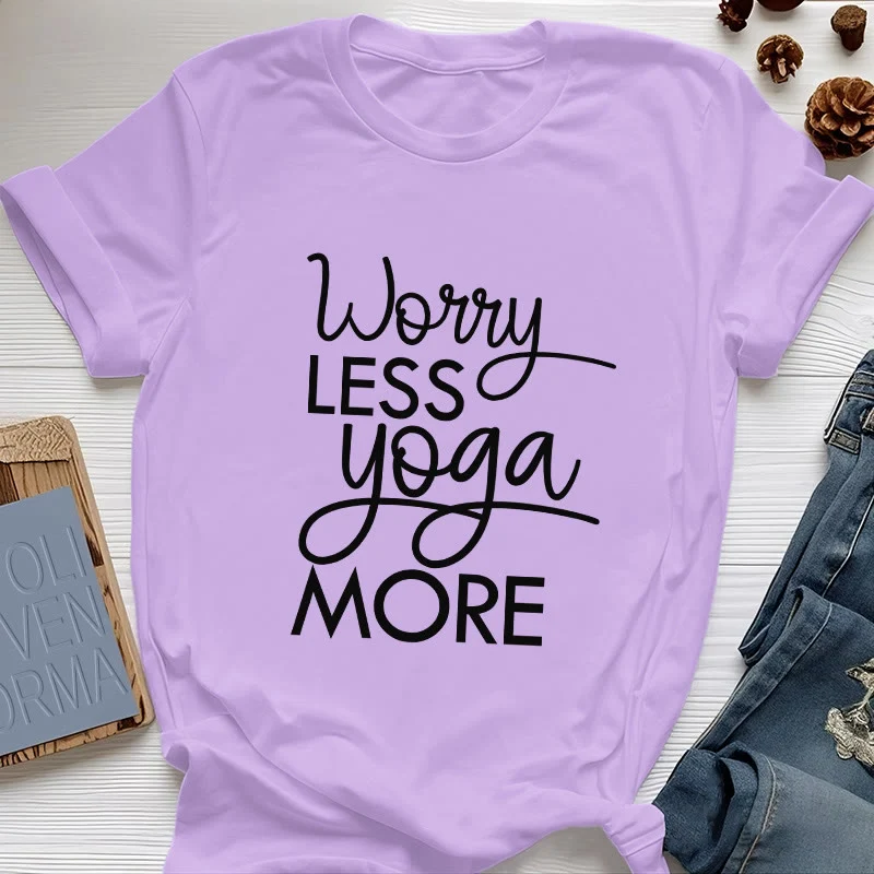 Olivenorma Yoga-T-Shirt mit dem Aufdruck „Worry Less, Yoga More“