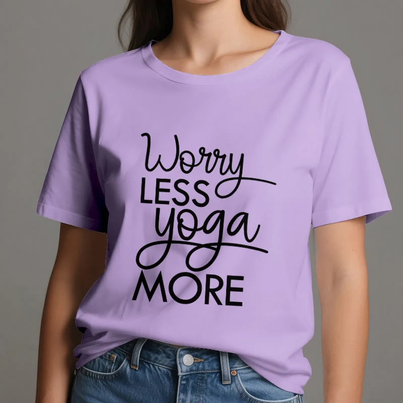 Olivenorma Yoga-T-Shirt mit dem Aufdruck „Worry Less, Yoga More“