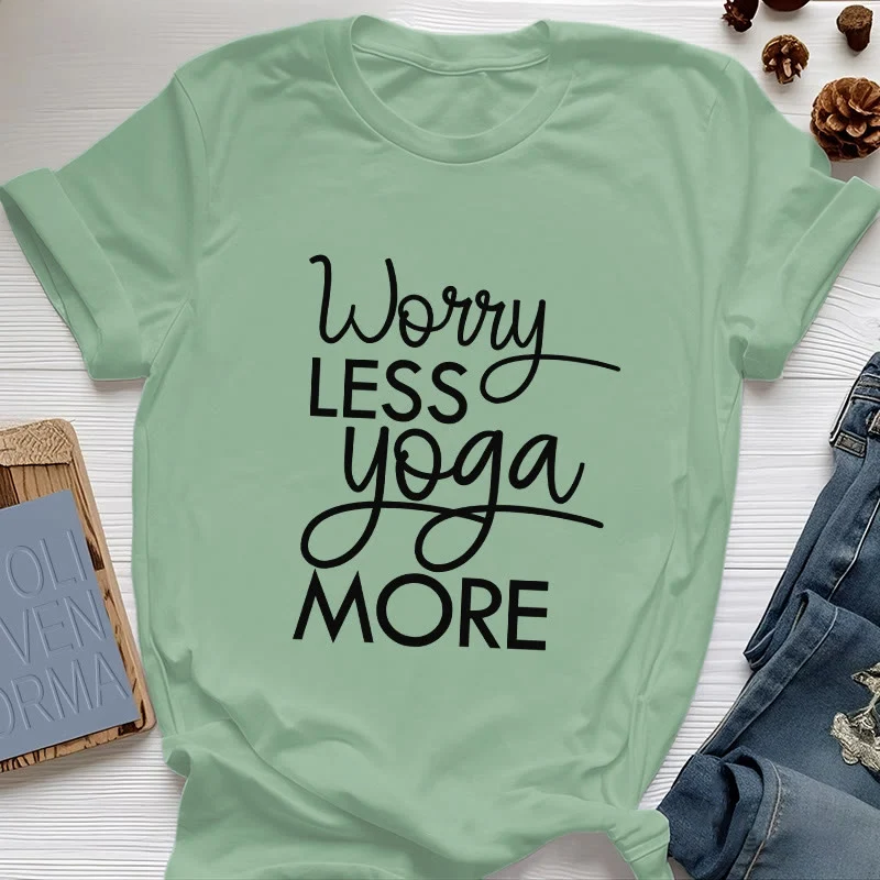 Olivenorma Yoga-T-Shirt mit dem Aufdruck „Worry Less, Yoga More“
