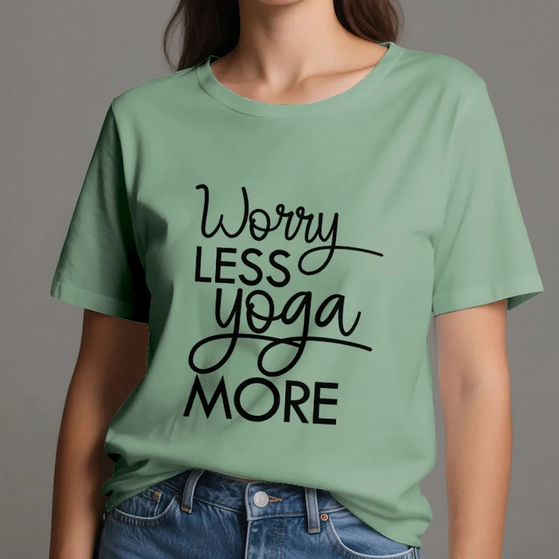 Olivenorma Yoga-T-Shirt mit dem Aufdruck „Worry Less, Yoga More“