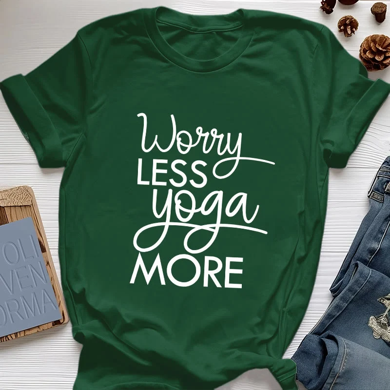 Olivenorma Yoga-T-Shirt mit dem Aufdruck „Worry Less, Yoga More“