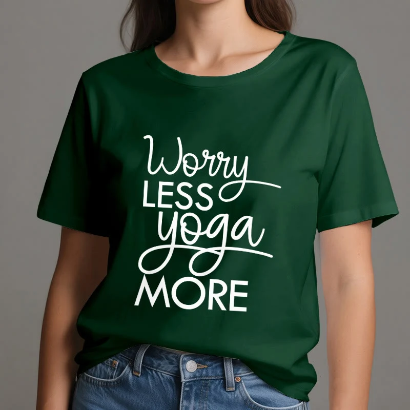 Olivenorma Yoga-T-Shirt mit dem Aufdruck „Worry Less, Yoga More“
