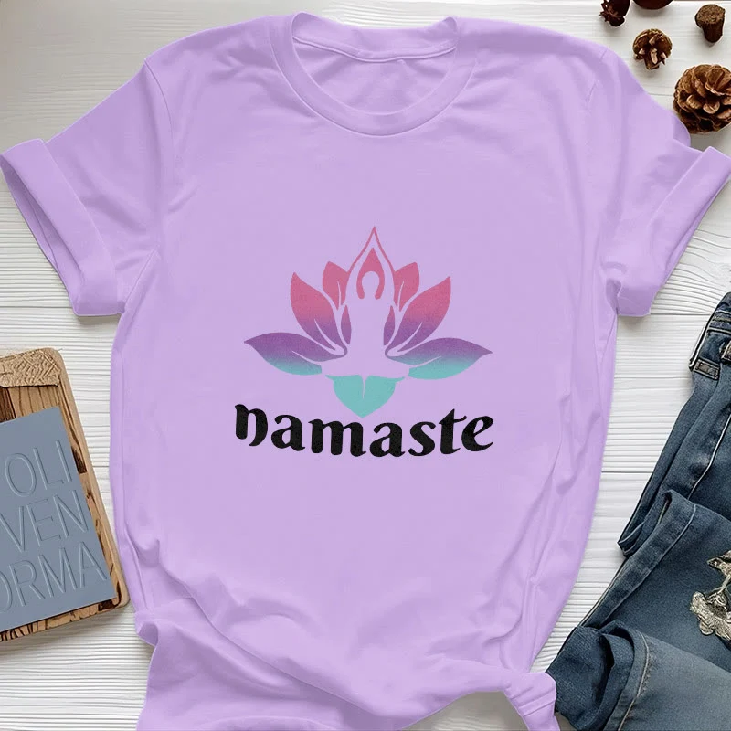 Olivenorma – T-Shirt aus Baumwolle mit „Namaste Lotus“-Print
