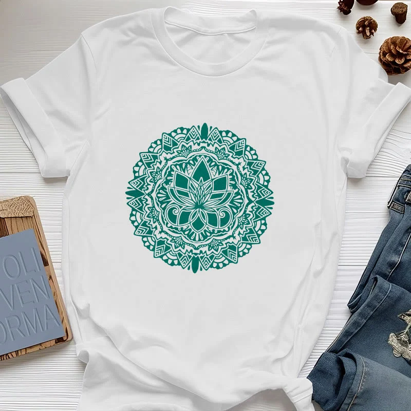Olivenorma – T-Shirt mit grünem Lotus-Print