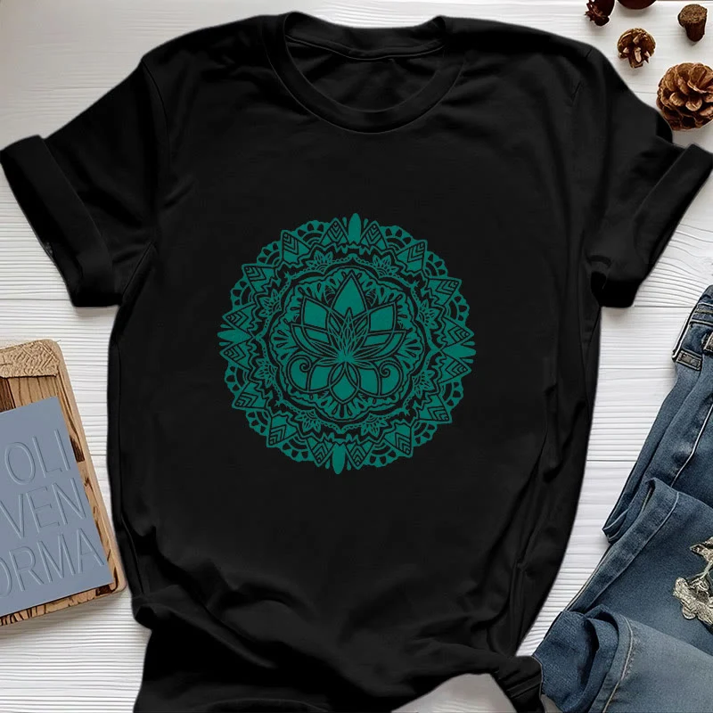 Olivenorma – T-Shirt mit grünem Lotus-Print