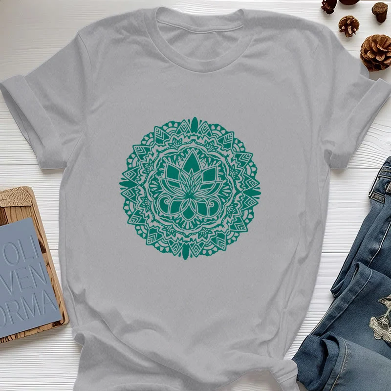 Olivenorma – T-Shirt mit grünem Lotus-Print