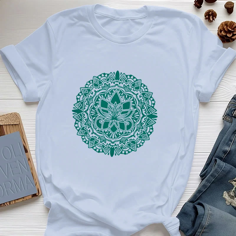 Olivenorma – T-Shirt mit grünem Lotus-Print