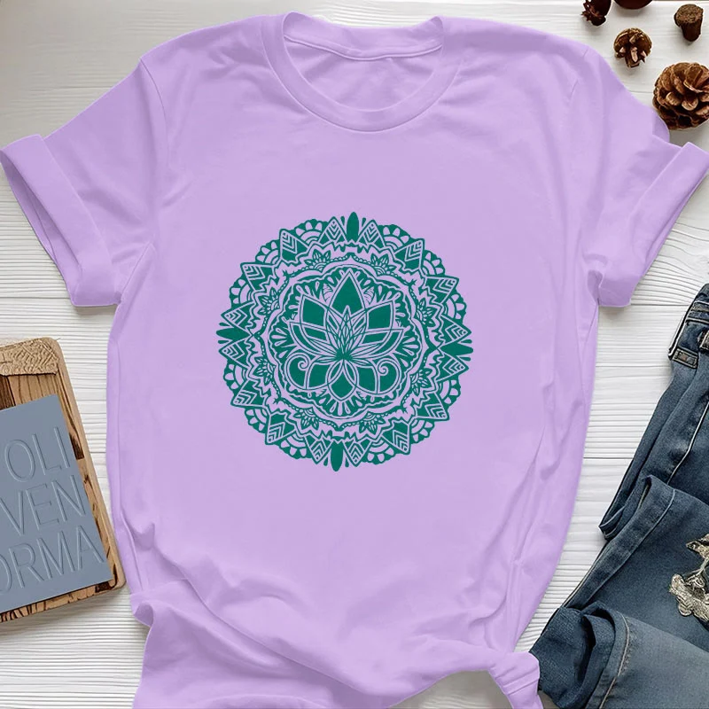 Olivenorma – T-Shirt mit grünem Lotus-Print