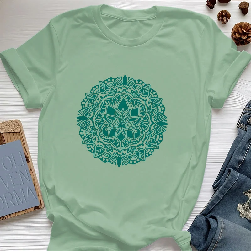Olivenorma – T-Shirt mit grünem Lotus-Print