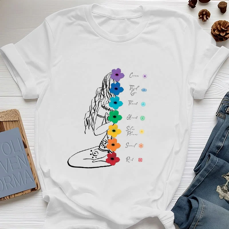 Olivenorma Meditationsmädchen 7 Chakra-Blumen T-Shirt